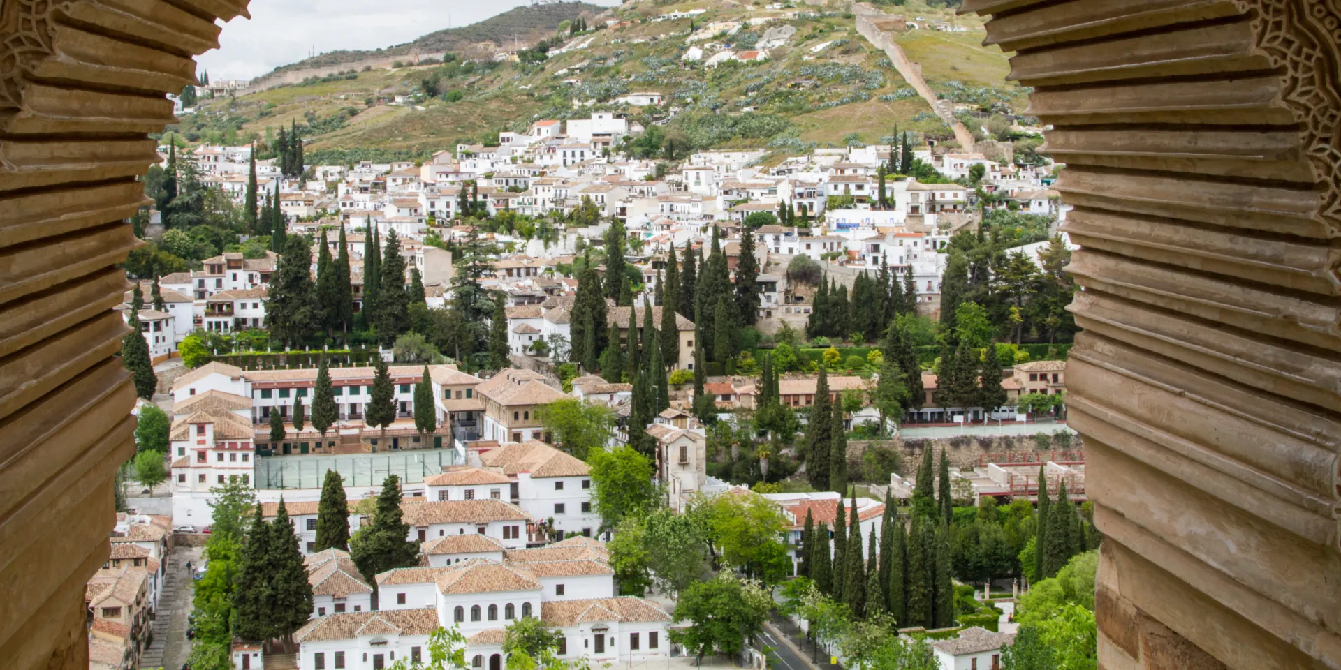 Rampa del itinerario adaptado de la Alhambra junto al Palacio de Carlos V, sobre el empedrado del recinto