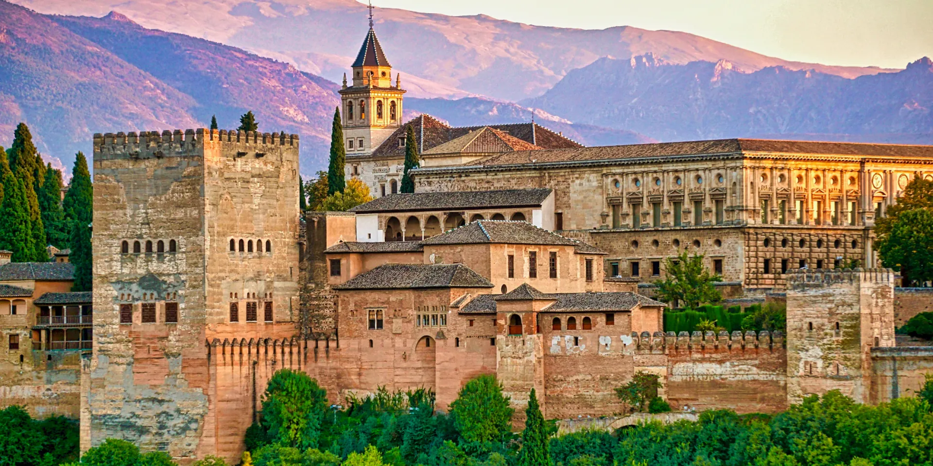 Circular courtyard of the Palace of Charles V, an Alhambra space open without any ticket